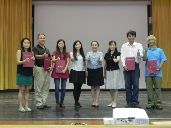 中央研究院數位文化中心之代表（左4）頒發感謝狀給王嘉益（右1）等5位藝術家，並與嘉義縣長張花冠（右4）、研揚文教基金會執行長黃慧美（右3）合影。